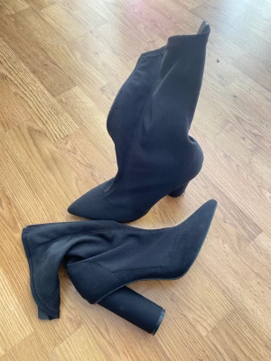 Svarta klackskor - Svarta klackskor fr nelly, köpta för 4 år sen, använda vid 2 tillfällen. Storlek 37