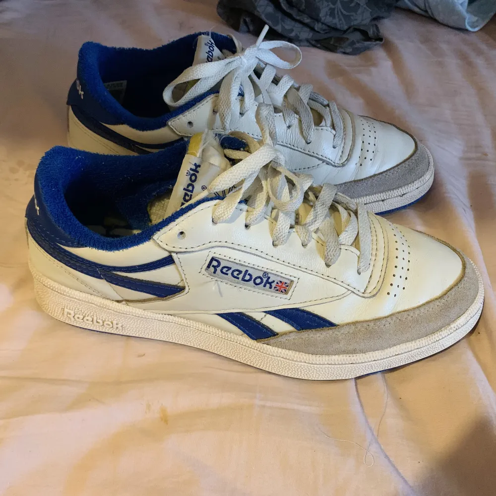 Säljer ett par reebok club c skor i storlek 40.5, köpta för ca 1100 och använda i ca 3 månader. Tecken på användning men gör en mer ordenlig tvätt vid köp. Pris kan diskuteras :) . Skor.