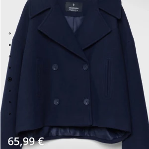 SNYGG kappa - Super snygg as trendig kappa från Stradivarius! Köpte den i italien för cirka en månad sen ungefär och får inte användning för den. Kan tänka mig att byta också! Kom med förslag❣️Köptes in för 700 kr och är som ny med ett bra pris på jackan! 💘