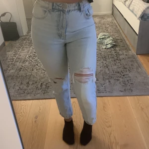 Jeans med hål  - Jätte fina byxor aldrig använda då jag gick snabbt upp i vigt och det passar inte längre. Fina och härliga för sommaren.