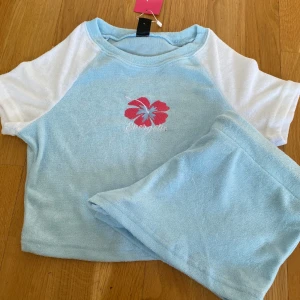 Somrigt två delars set - Säljer detta jättegulliga 2 delars setet då de tyvärr inte passade mig. Det är aldrigt använt och prislapp fins kvar. 