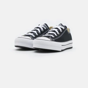 Converse PLATFORM - ”CHUCK TAYLOR ALL STAR LIFT PLATFORM UNISEX - Sneakers”. Använda några gånger men är förstora så måste sälja! 