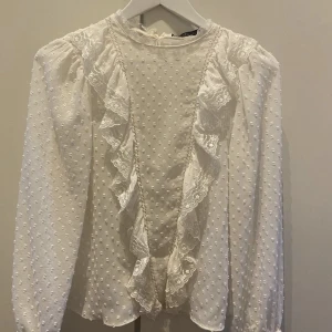 Blus - Säljer denna fina blus. Helt oanvänd, prislappen sitter kvar. Hör av er om ni är intresserade❣️