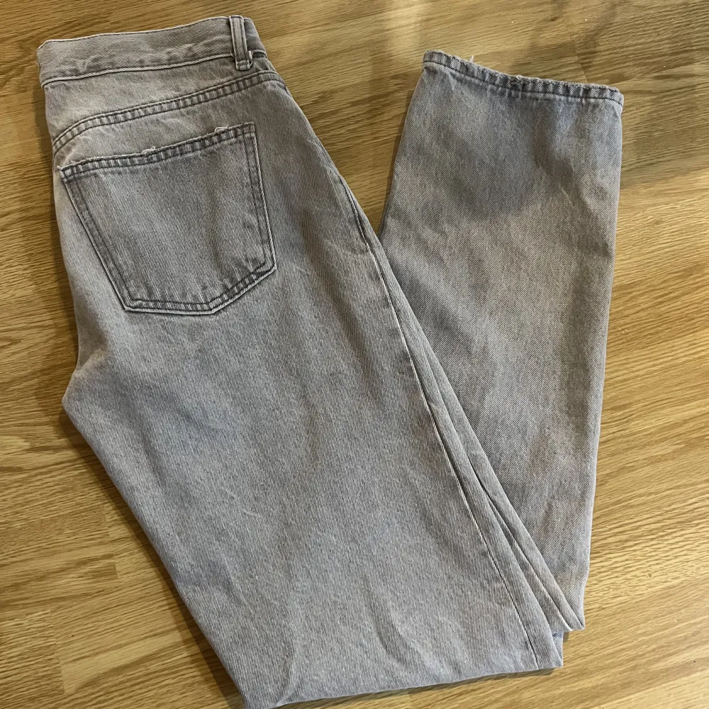 Jättefina gråa jeans från Ginatricot, säljer pga att de inte kommer till användning! Nypris: 499. Jeans & Byxor.