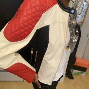 Nice skinnjacka  - Super trendigt just nu med skinnjackor med coola färger 