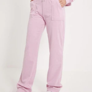 Jucy - Säljer mina fina juicy couture byxor i materialet frotté alltså de materialet som visas på bild 1 och färgen som visas på bild 2 alltså beige/rosa, kontakta mig gärna ang frågor och fler bilder 