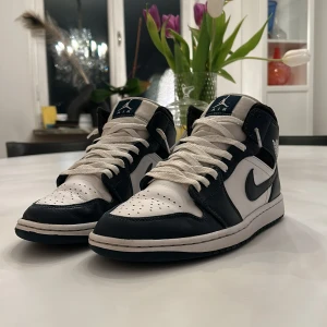 Jordans 1 Armory Navy - Köpte den på restocks.net för drygt ett år sen och de är i ganska bra skick. Har köpt nya vita skosnören för de gamla gick sönder och har ingen box tyvär. Fler bilder kan skickas privat. Och perfekt för dem som vill ha snygga och billiga Jordans👍👍