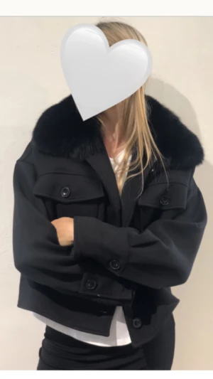 Meotine jacket - säljer min meotine kappa (den nya modellen) den är använd ett fåtal ggr. storlek s/m.  hör av er vid funderingar.
