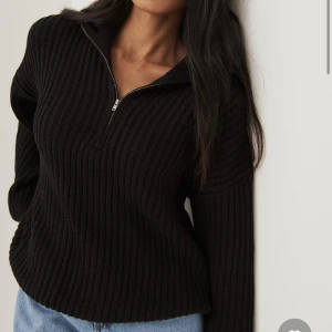 Stickad svart tröja - I nyskick!