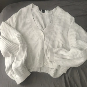 Vit cardigan - En vit cardigan ifrån NA-KD som är så fin sommar och vår. Går att styla på så många olika sätt! Tveka inte att meddela mig vid eventuella frågor och funderingar! Jag har 3för2 på allt på min plick så gå gärna in o kika där☺️