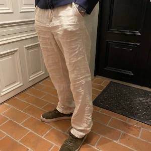 Linnebyxor  - Riktigt snygga linnebyxor i ljus beige, perfekta till sommaren. Byxorna har änvänts fåtal gånger och har inga slitage. 