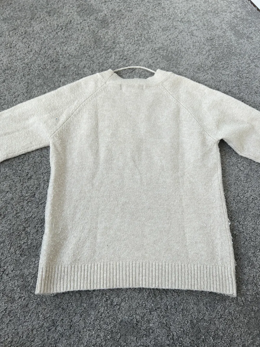 Supersnygg stickad vit tröja från Vera Moda. Lite noppig men ser ny ut och använt drygt 4-5 gånger. Verkligen superfin tröja. Nypris är 249kr. 💘. Stickat.