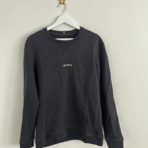Les Deux sweatshirt - Svart sweatshirt från Les Deux endast testad, i nyskick. 