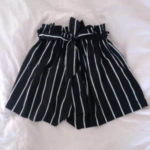 Svart vita shorts - Svart vita shorts som inte kommer till användning