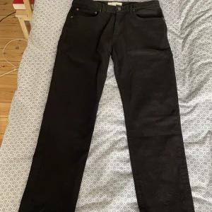 Jeanerica Jeans - Svarta Jeanerica jeans, nästan oanvända. Rak fit, 32W / 34L.