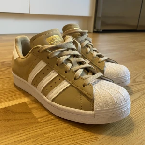 Adidas Originals Superstar Beige 37 - Skorna är i perfekt skick, har burits en gång storlek: 37 