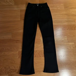 Bootcut jeans  - Säljer ett par bootcut high waist jeans från Gina tricot. Knappt använda och i fint skick.