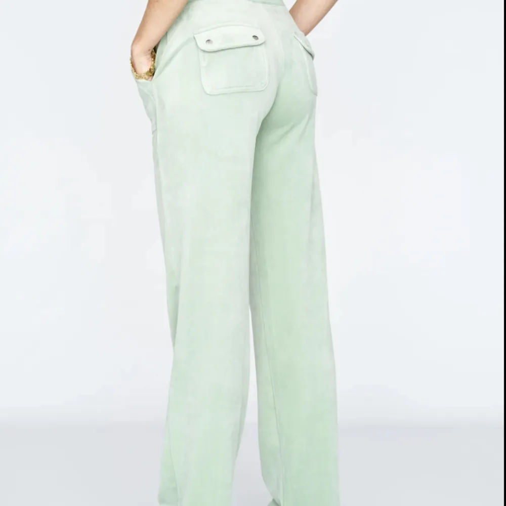 Så snygga juicy couture byxor - Classic Velour Del Ray Pant Greyed Jade!  Skriv privat för fler bilder.  De är i väldigt bra skick, nypris 1100kr💞. Jeans & Byxor.