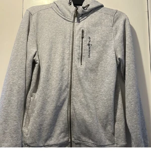 Sail racing hoodie  - Säljer min gråa Sail racing hoodie.💕