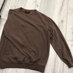 Brun sweatshirt  - Fin beun sweatshirt från H&M, inga synliga täcken av användning, om du har frågor är det bara att höra av dig! ❤️