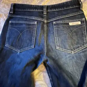 Säljer mina Calvin Klein low waist jeans som är äkta (original pris 1400kr) säljer dom därav att dom inte passar mig längre,storlek 28/S