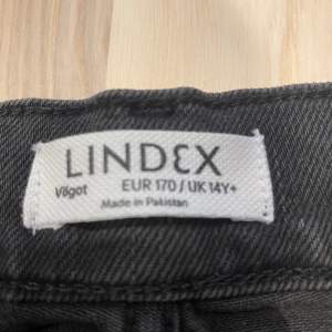 Säljer dessa jeans från Lindex, använda ca två gånger så väldigt fint skick. Hör av dig vid fler frågor!