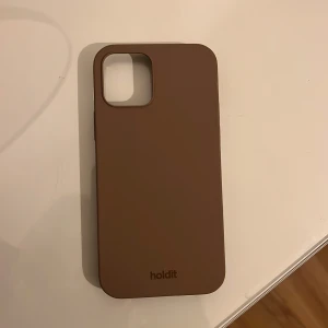 Brun holdit skal - Helt oanvänt då jag köpte fel storlek. Passar iPhone 12