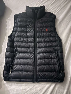 Ralph Lauren väst - Väldigt fint skick. Storlek S. Nypris 3000kr. Priset går diskutera vid snabb affär 