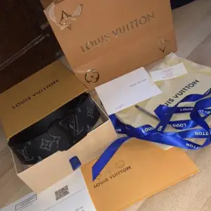 Louis Vuitton bälte säljes står för frakt nästan oanvänt LV bälte. Kvitto lådor osv följs med. Mycket fin 1:1 kopia allting följs med kan tänkas sänka priset till 1200kr vid snabb affär