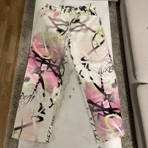 Jaded byxor - Säljer mina 2 år gamla jaded byxor på jaded london. Köpa för ca 800, slutsålda nu.