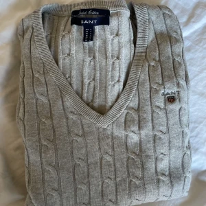 Grå Kavelstickad GANT tröja - Köpt för 1400kr säljer för endast 499kr✨Passar även XS och M då den är stretchig🤍Mycket bra skick. En tidlös modell som matchar till allt och kommer att komma till användning! ⭐️🤍pris kan diskuteras 