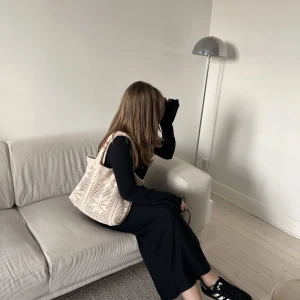 Svart tröja - Handgjord tröja av second hand tyg! www.bernh.se