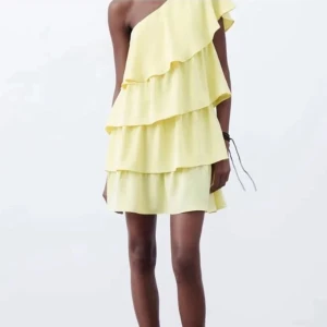 Volangklänning från Zara - Oanvänd med lappen kvar! Jag skulle säga att den passar en M eller liten L bättre då den är ganska liten i storleken och väldigt kort. 💛