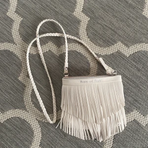 H&M väska - Säljer denna fina väskan från H&M. Använd några gånger när jag var mindre! Den är 100% polyester🫶🏼Vem vet detta kanske blir poppis igen?🫶🏼🫶🏼