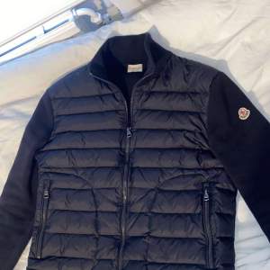 Moncler Cardigan storlek M (passar S/M). Köpte den av min polare för några månader sedan. Bra skick! 9/10. Eftersom jag köpte den i andra hand kan jag ej garantera äkthet Adda snap Arvid.johnsson så kan vi diskutera mer