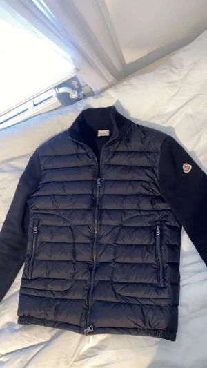 Moncler mörkblå cardigan - Moncler Cardigan storlek M (passar S/M). Köpte den av min polare för några månader sedan. Bra skick! 9/10. Eftersom jag köpte den i andra hand kan jag ej garantera äkthet Adda snap Arvid.johnsson så kan vi diskutera mer