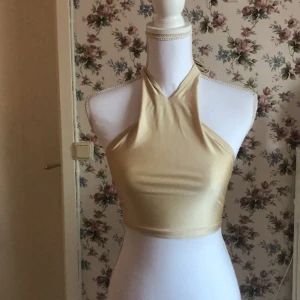 Topp - Topp med knyt i bak ☀️📨