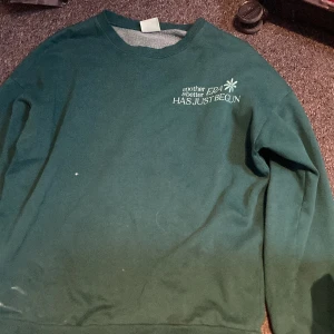 En collage tröja! - En collage tröja för 75kr, den är ganska använd det är därför den säljs för ett lägre pris. Den är i storlek S men sitter ganska löst💗