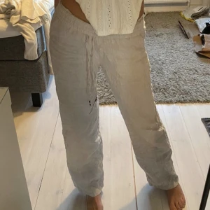 Linnebyxor esprit - Lågmidjade linnebyxor från Esprit. 100% linne och köpta för 800kr. Dom är i jätte fint skick och säljs inte längre. 