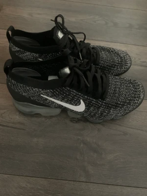 Nike air vapormax flyknit 3 oreo - Storlek 44 på skorna. Skorna har använts ett fåtal gånger och är som nya. Skorna kommer med den originella lådan också.