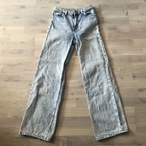 Jeans med vida ben - Snygga ljusblå jeans från monki! Lite sliten på en benet nertill som syns på sista bilden men annars i prima skick! Köparen står för frakt