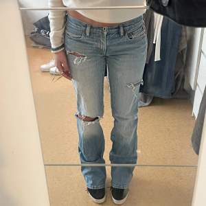 Lågmidjade jeans från märket Diesel, midjemått 76 och innerben 79. Så snygga jeans utan defekter men säljer då dom aldrig kommer till användning.💘💘 (har inga fler bilder!)