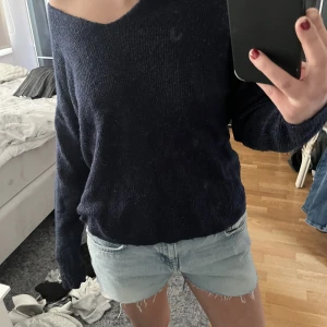 Tröja - En gammal Vero Moda tröja i väldigt fin blå! Köpt för något år sedan men bra skick