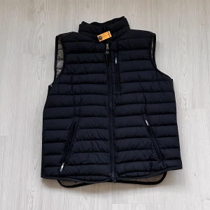 Parajumpers lättviktsdunväst - Säljer denna klassiska dunväst från parajumpers då den inte kommit till användning så mycket💙mörkblå och super light weight i nyskick, perfekt till våren🌼stl M (herrmodell) men passar även kvinnor S/M💙nypris 3300, mitt pris 1400 + frakt