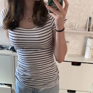 Randig basic t-shirt - Randig t-shirt från Kappahl i storlek medium.