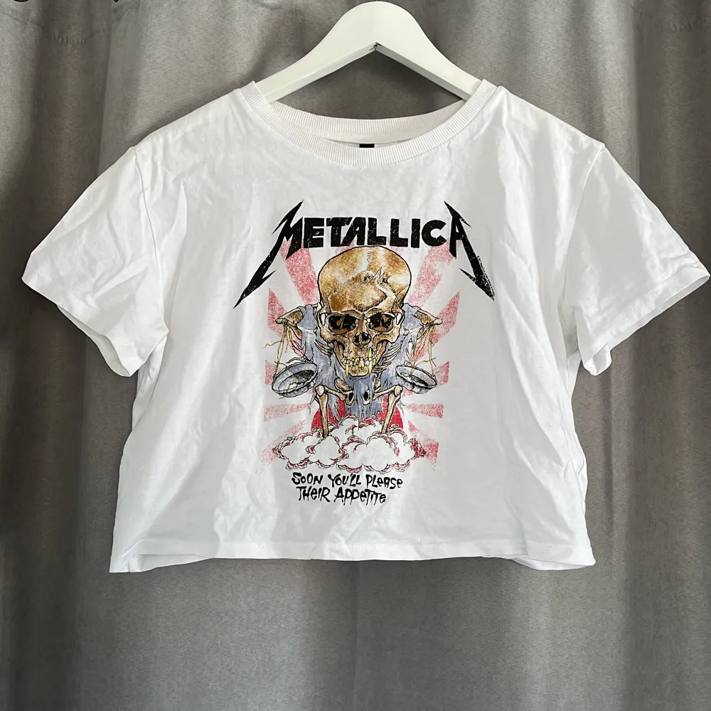 En magtröja med trycket Metallica på från H&M i storlek S. Är i bra skick.. T-shirts.