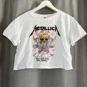 En magtröja med trycket Metallica på från H&M i storlek S. Är i bra skick.
