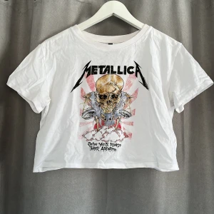 Magtröja - En magtröja med trycket Metallica på från H&M i storlek S. Är i bra skick.