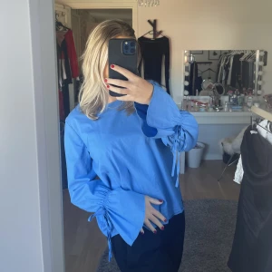 Blå tröja - En vacker blå tröja med snörning vid ärmarna🫶🏻 går bra att använda ”köp nu”☺️