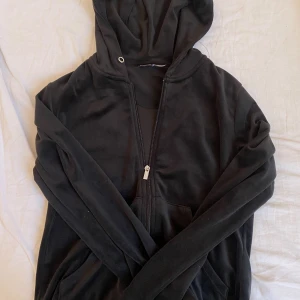 svart gina kofta  - säljer nu min gina kofta i färgen svart! säljs då den inte kommit till användning och har bar prövats fåtal gånger. odinariepris: 249 kr. Är k storlek S men passar XS lika bra!